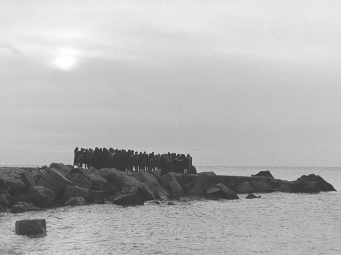 1965. Varigotti (SV). Um momento de oração na praia, durante os Exercícios Espirituais dos “encarregados” de Juventude Estudantil (5 a 8/12/1965). © Fraternità di CL