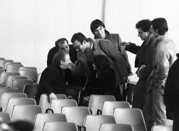Início da década de 1980. Riva del Garda (TN). Dom Luigi Giussani com um grupo de universitários durante os Exercícios do CLU. © Fraternità di CL