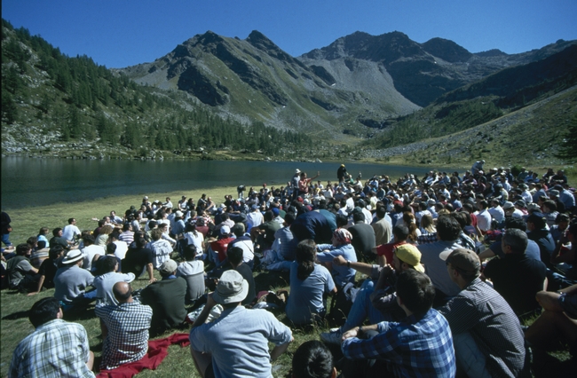 2000. La Thuile (AO). Assembleia Internacional de Responsáveis (26 a 30/8/2000). Um momento de cantos durante o passeio na montanha. © Fraternità di CL / Marta Carenzi