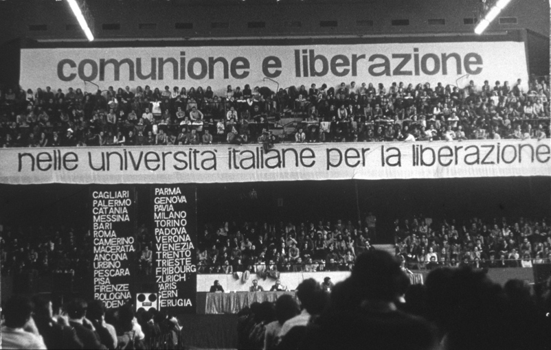 31/3/1973. Milão, Palalido. Visão dos banners por sobre a mesa no Encontro do CLU intitulado “Nas universidades italianas para a libertação”. © Fraternità di CL
