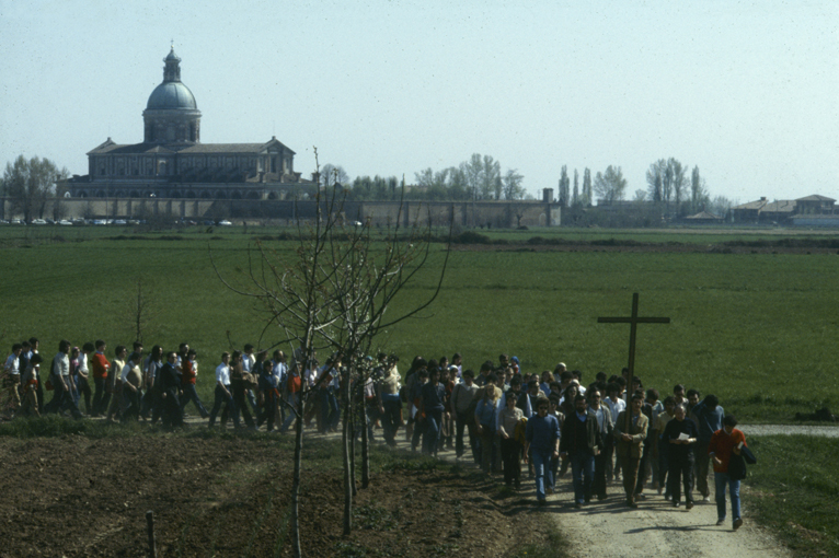 9/4/1982. Caravaggio (BG), Santuário de Santa Maria da Fonte. A Via Sacra dos universitários durante a Semana Santa. © Fraternità di CL