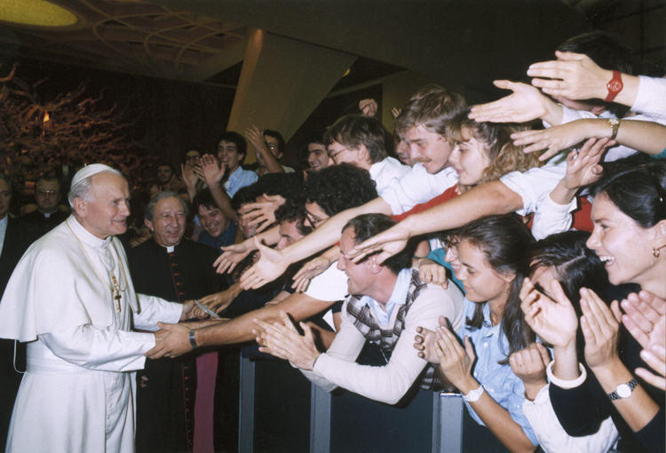 29/9/1984. Cidade do Vaticano. João Paulo II saúda os jovens de CL durante a audiência por ocasião do XXX aniversário de Comunhão e Libertação. © Serviço fotográfico de L’Osservatore Romano / Arturo Mari
