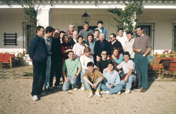 28/12/1992. Espanha, La Cobacha (Estremadura). Dom Luigi Giussani com um grupo de amigos espanhóis, entre os quais Julián Carrón (o primeiro à esquerda). © Fraternità di CL