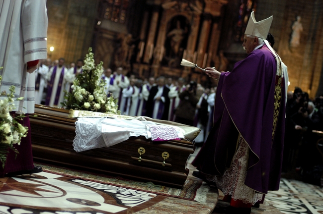 24/2/2005. Catedral de Milão. O funeral de Dom Luigi Giussani. O então Cardeal Joseph Ratzinger, que se tornou o Papa Bento XVI, abençoa o corpo. © Fraternità di CL / Roberto Masi