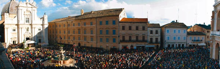 16/10/2004. Santuário de Loreto. Vista da praça lotada por 45 mil peregrinos para festejar o 50º aniversário de nascimento de CL. ©  Fraternità di CL / Pino Franchino